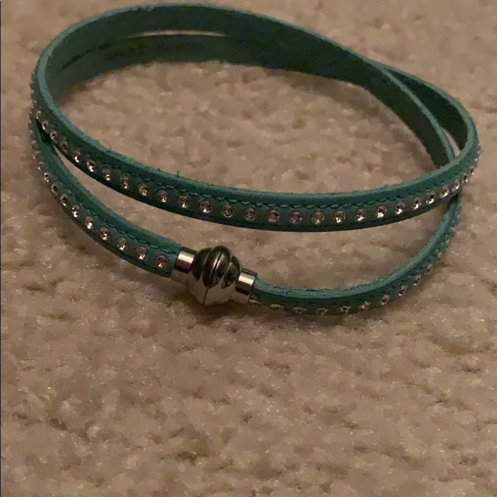 Blue wrap bracelet. With magnetic closure.